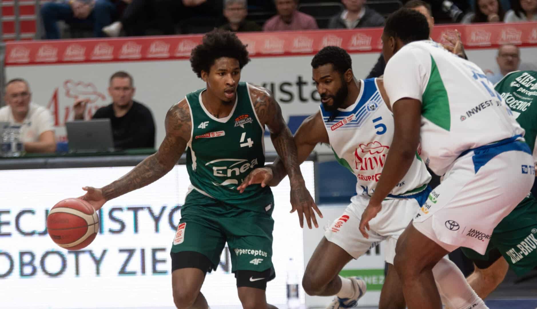 16032024_anwil_zastal_030_BRO Trzej mężczyźni grają w koszykówkę Hall w najlepszej piątce konsternacja w Anwilu