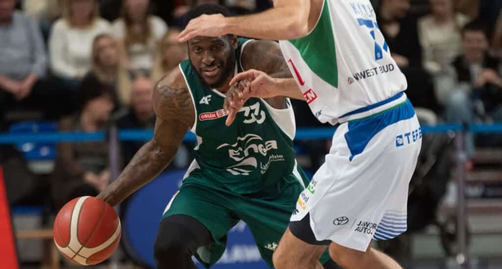 Mężczyzna z piłką do koszykówki