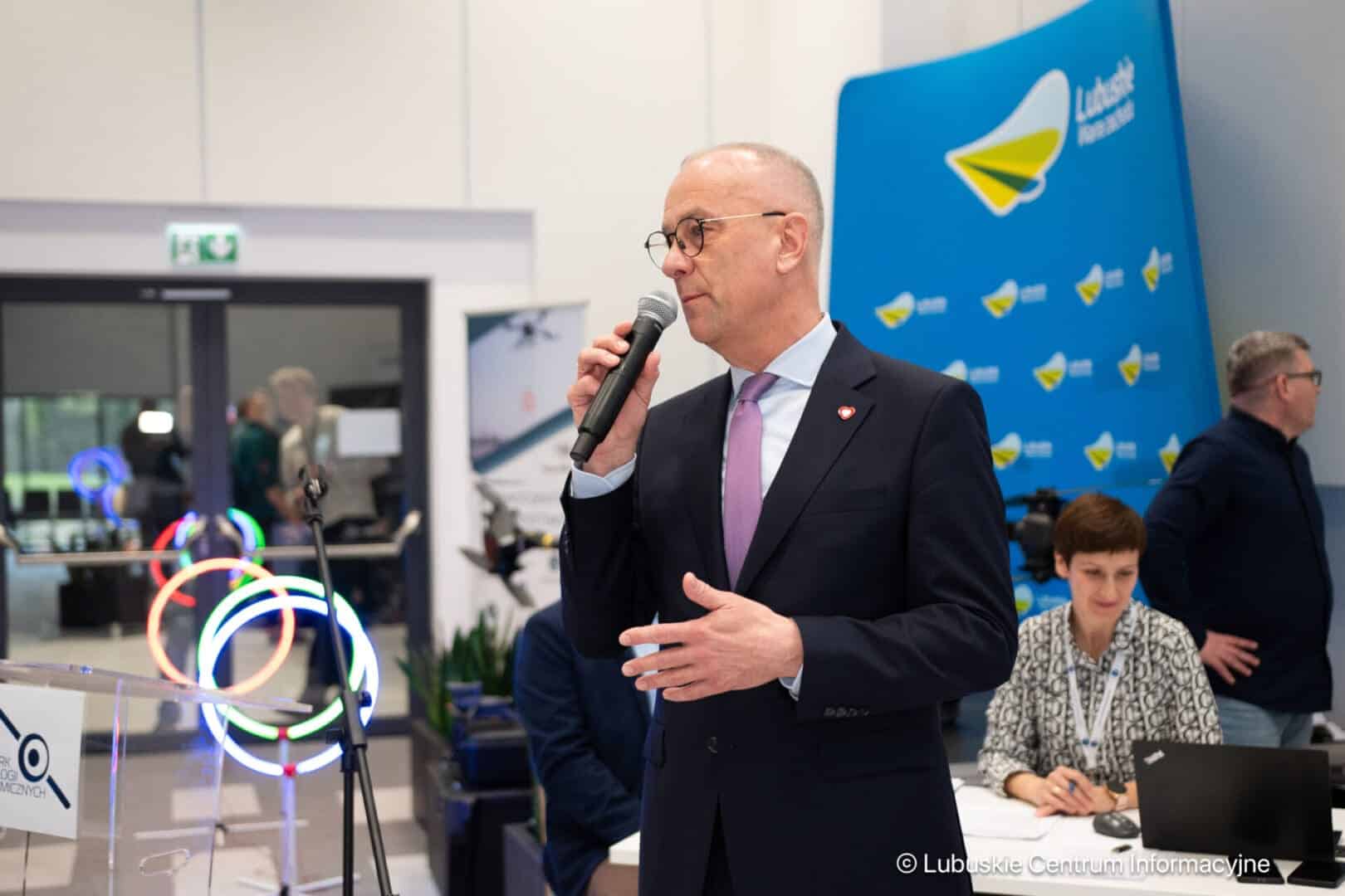 III Lubuski festiwal innowacji. 19.03.2024 III Lubuski Festiwal Innowacyjności wystąpienie marszałka Marcina Jabłońskiego Innowacje na nutę przyszłości WIDEO FOTO