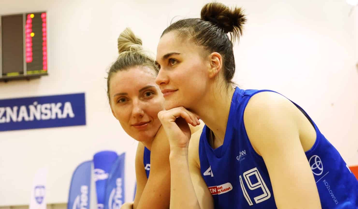 Dwie kobiety w sportowych strojach  Dominacja i pełna kontrola Koszykarki z Gorzowa już w półfinale