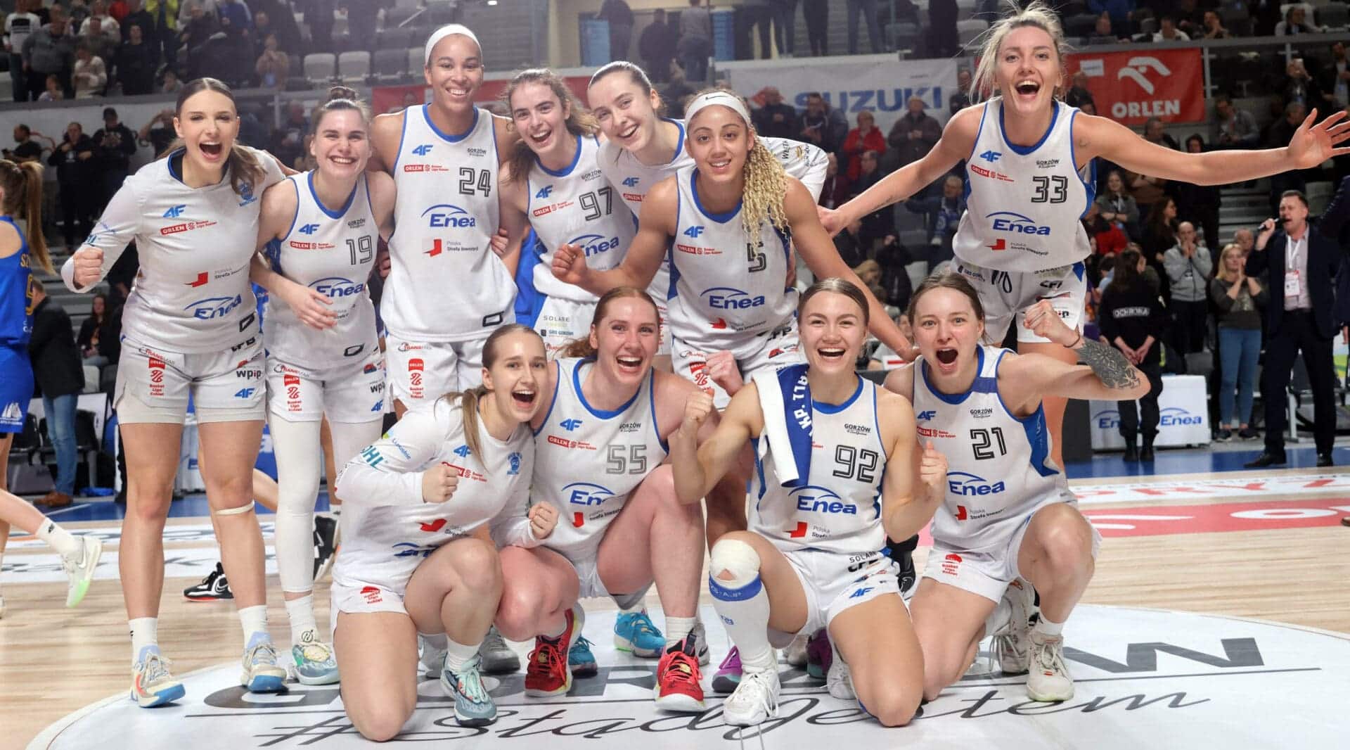 Grupa cieszących się kobiet  Polska Strefa Inwestycji chce w Gdyni zagrać lepszy basket