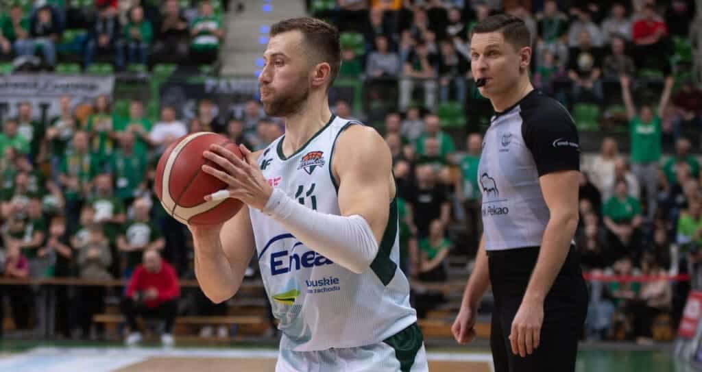 Mężczyzna z piłką do koszykówki