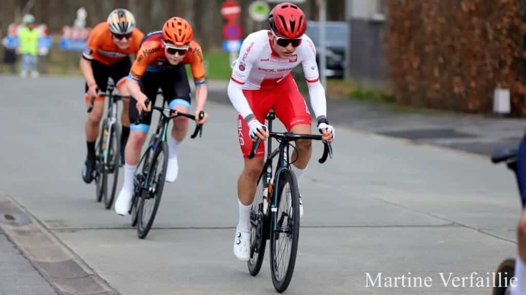 Trzej kolarze w trakcie wyścigu