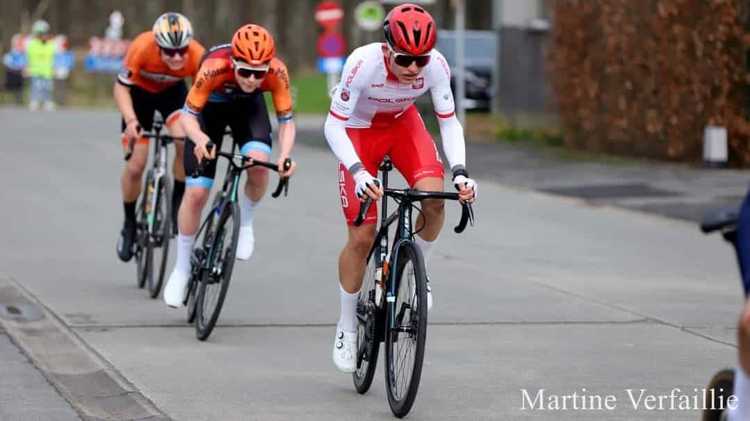 Trzej kolarze w trakcie wyścigu  Kraksa i sukces czyli Dawid Lewandowski na belgijskiej szosie