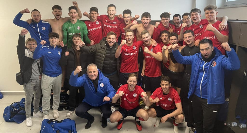 Grupa cieszących się mężczyzn