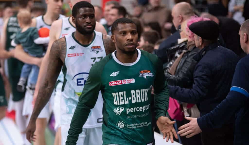 Sportowiec przybijający piątki z kibicami