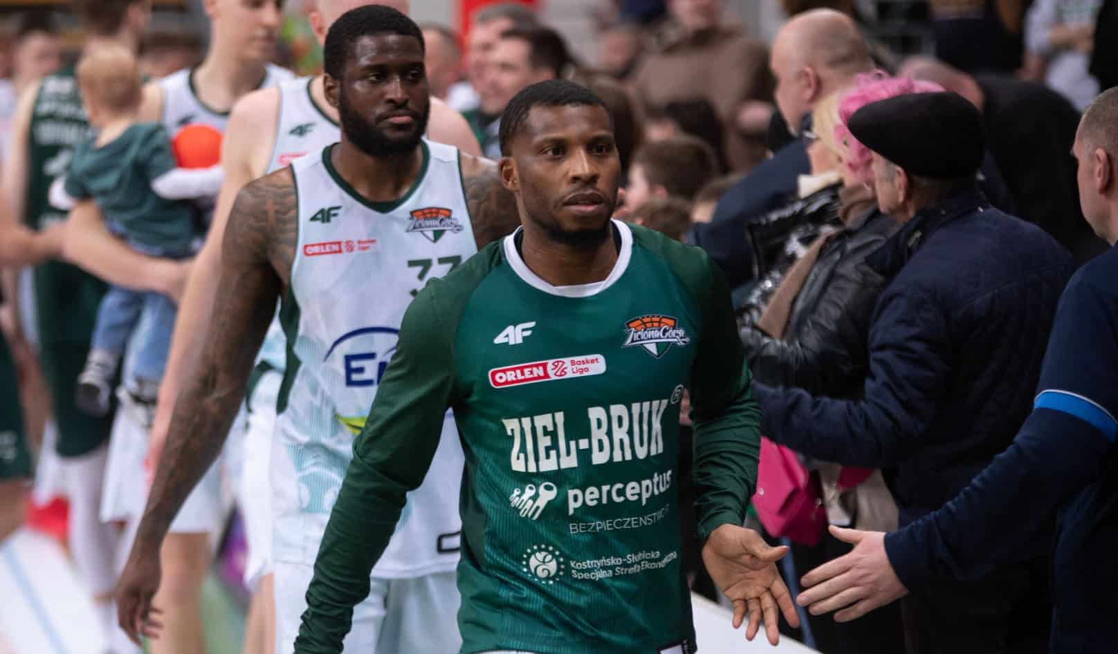 Sportowiec przybijający piątki z kibicami  James Washington pożegnał się z Zastalem