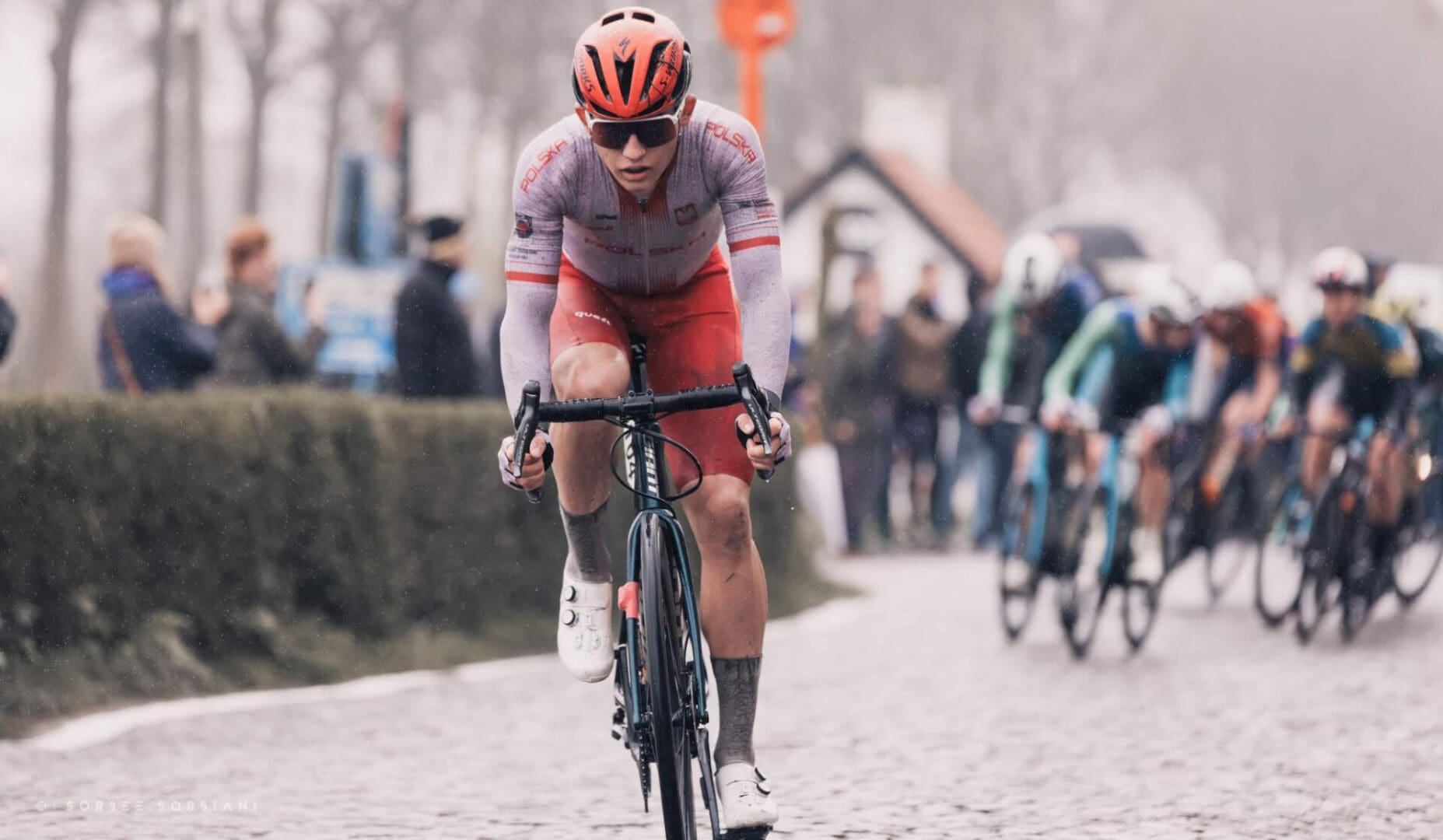 Mężczyzna na rowerze  Dawid Lewandowski ostro przepalił nogę w Belgii Wicelider