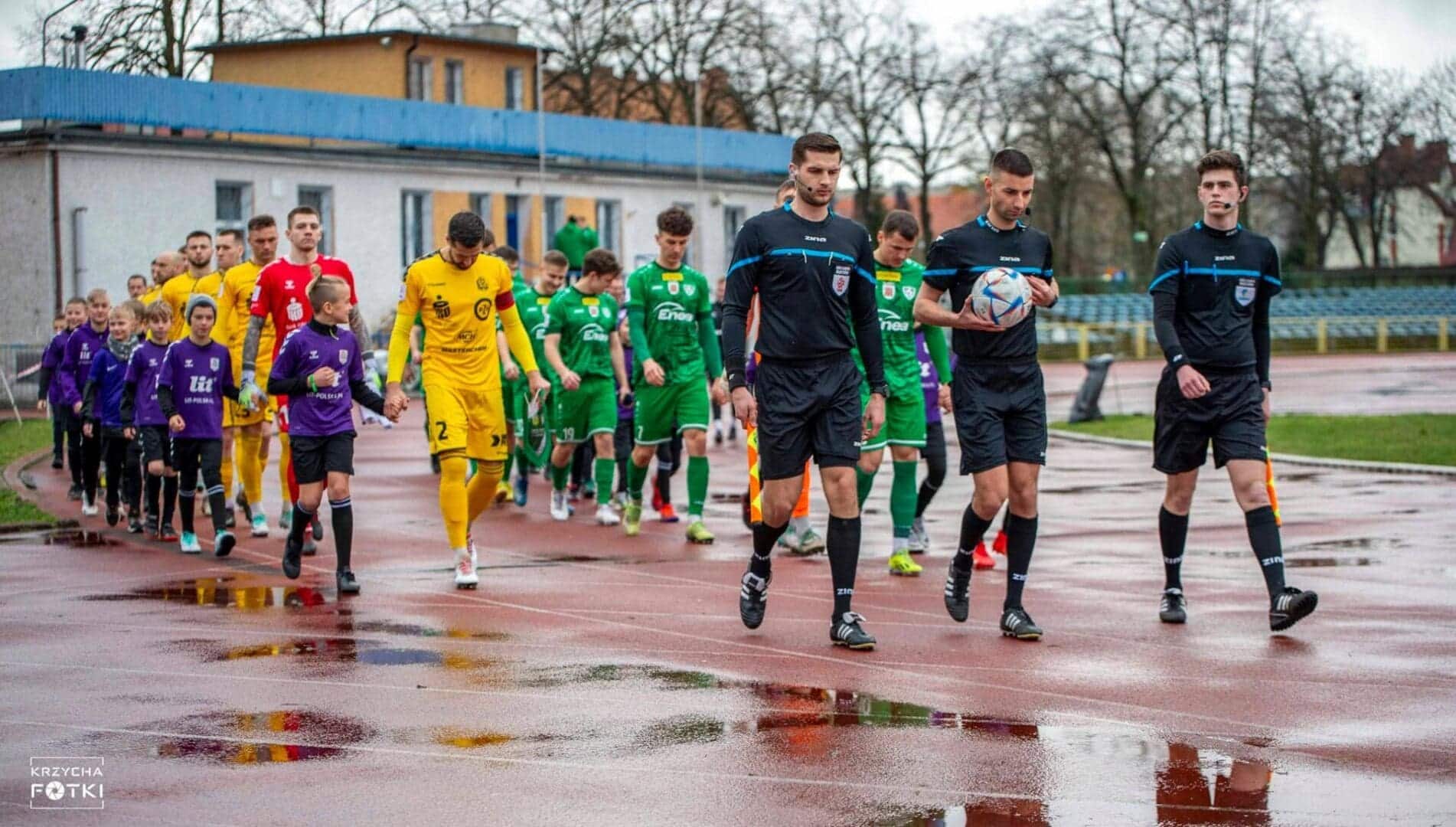 Piłkarze w asyście dziecięcej eskorty  Piłkarski weekend 23 24 marca Derby dla Cariny 21 bramek Zorzy WYNIKI