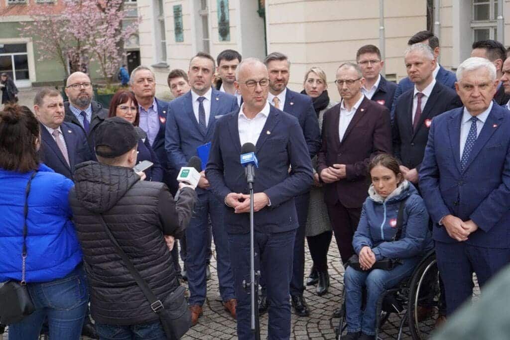 Koalicja ma plan na zatrzymanie młodych ludzi w Zielonej Górze Koalicja ma plan na zatrzymanie młodych ludzi w Zielonej Górze Konferencja KO - przedstawienie programu Mieszkanie dla Absolwenta.