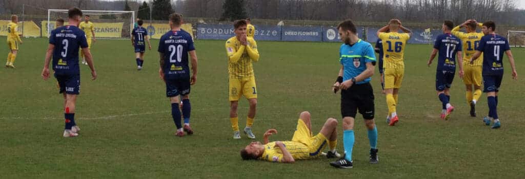 Odra gromi Wartę w derbach. Zwycięstwo Lechii. Porażki Stilonu i Cariny (ZDJĘCIA) Kilkunastu mężczyzn na boisku