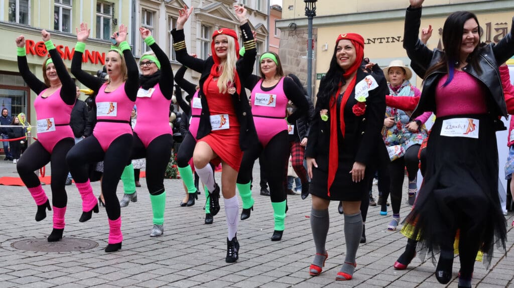 Grupa tańczących kobiet