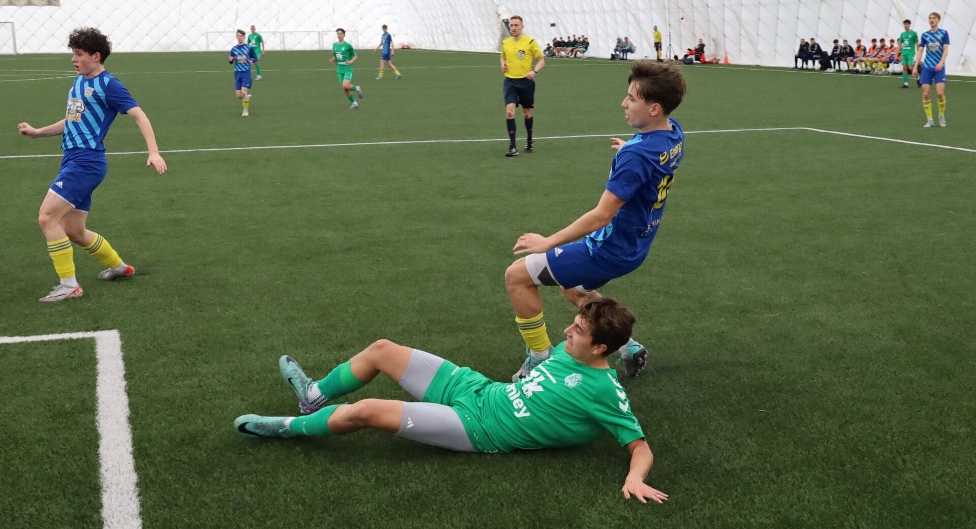 IMG_7765 Dziewięciu młodych piłkarzy i sędzia na boisku Lechia gromi Arkę Taki futbol ogląda się z przyjemnością ZDJĘCIA