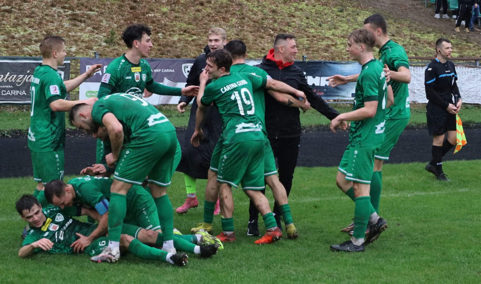 IMG_8055 Grupa cieszących się mężczyzn na boisku Piłkarski weekend 15 17 marca Wielki mecz Cariny Brawo Lechia i Stilon