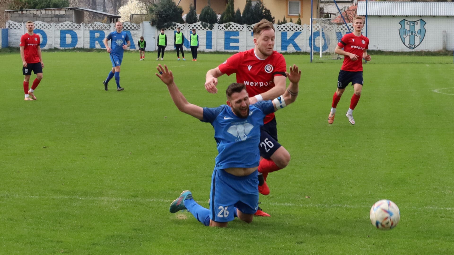 Pięciu mężczyzn gra w piłkę  Kolejne potknięcie Ilanki Tym razem Lubuszanin skorzystał PODSUMOWANIE