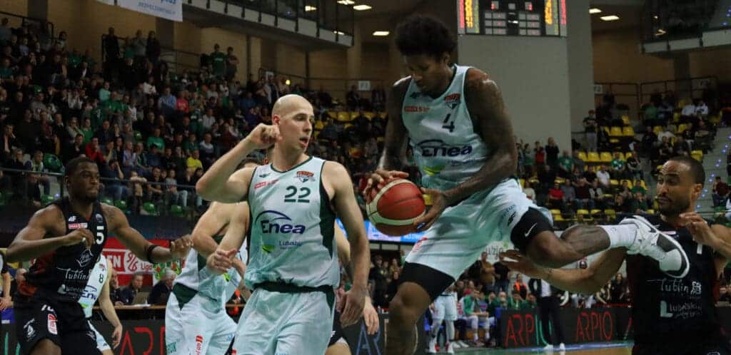 Sześciu mężczyzn grających w koszykówkę