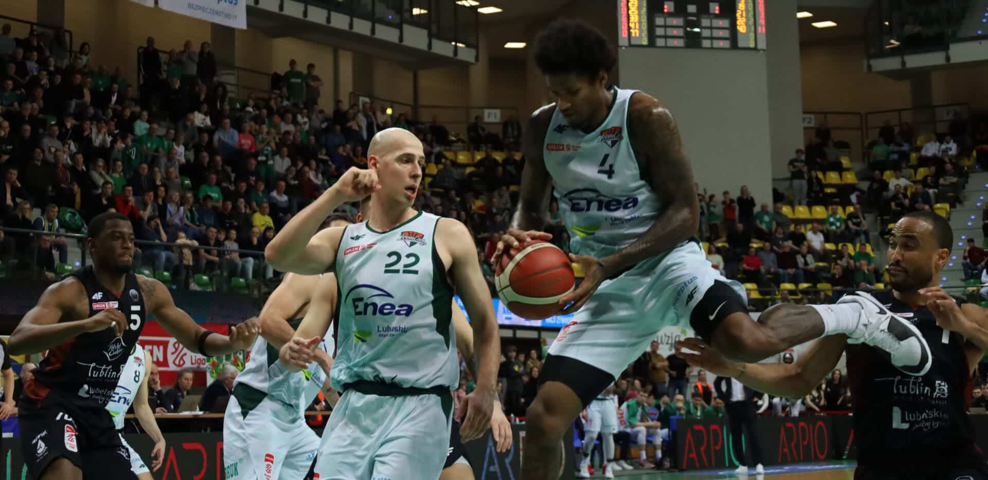 Sześciu mężczyzn grających w koszykówkę  Zastal dzielny waleczny Ale w końcówce zmiażdżony ZDJĘCIA