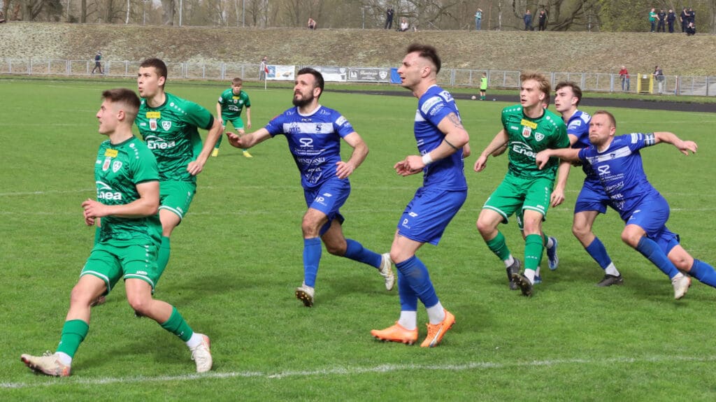 Dziewięciu mężczyzn na boisku