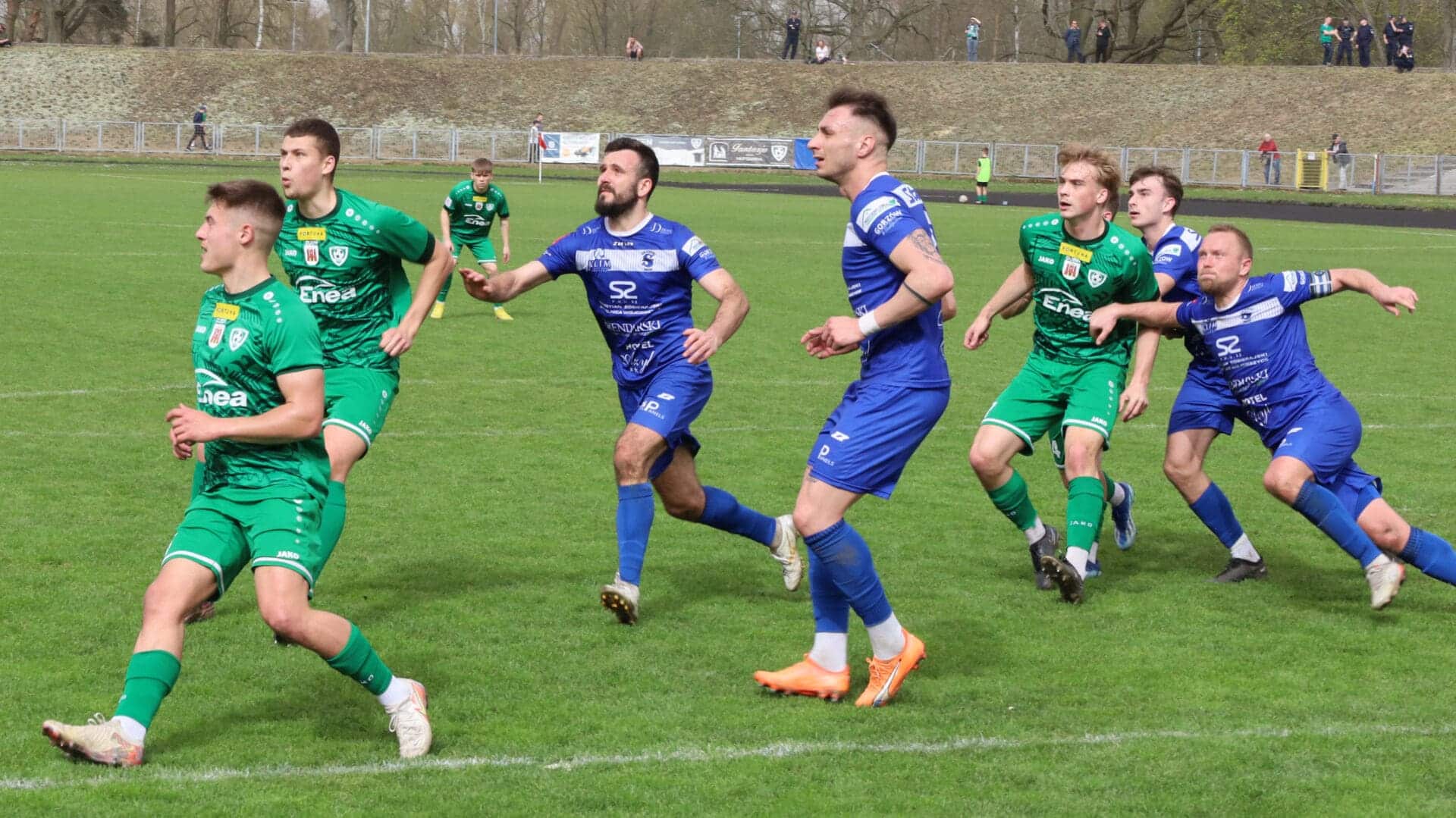 Dziewięciu mężczyzn na boisku  Piłkarski weekend 28 30 marca Stilon na piątkę Nowy lider w IV lidze WYNIKI