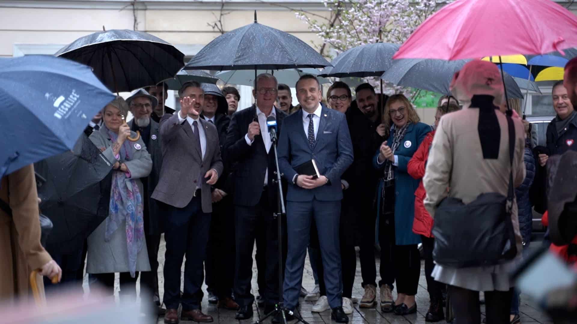 Konferencja na deptaku M Pabierowski z poparciem prezydenta Poznania J Jaśkowiaka WIDEO