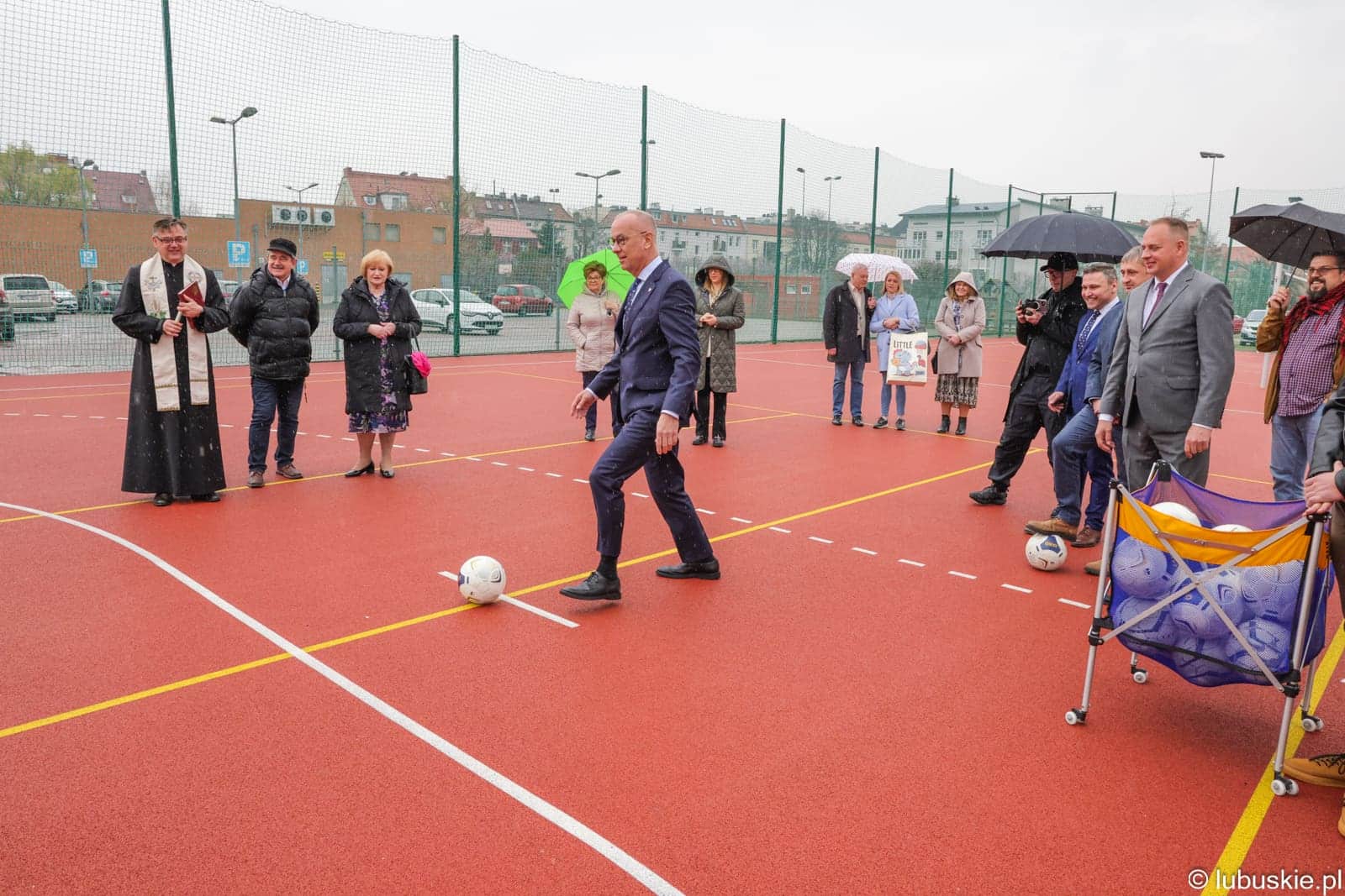 Nowe boisko w Słubicach otwarte  Nowe boisko w Słubicach otwarte Można rozpocząć wiosnę na sportowo WIDEO