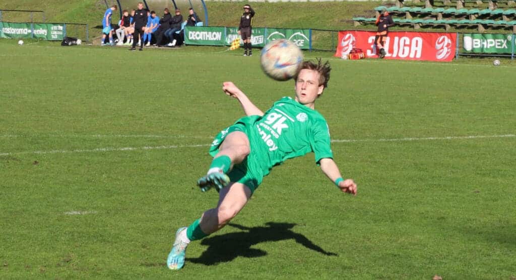 Młody piłkarz na boisku