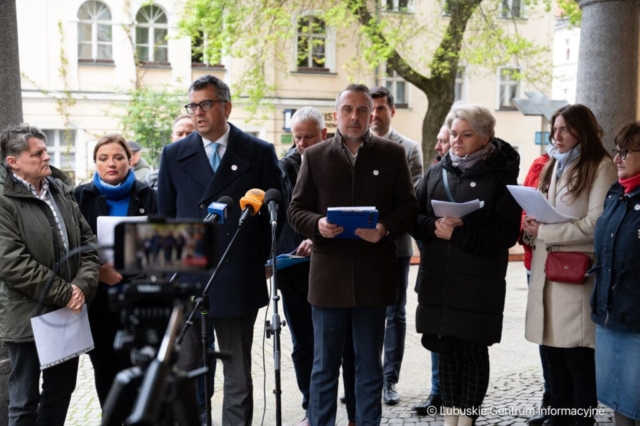 Konferencja prasowa Marcina Pabierowskiego oraz radnych miasta Zielona Góra. 17.04.2024