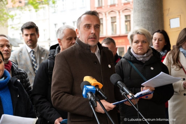 Konferencja prasowa Marcina Pabierowskiego oraz radnych miasta Zielona Góra. 17.04.2024