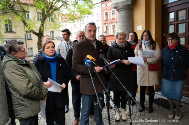 Konferencja prasowa Marcina Pabierowskiego oraz radnych miasta Zielona Góra. 17.04.2024