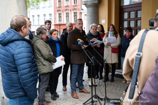 Konferencja prasowa Marcina Pabierowskiego oraz radnych miasta Zielona Góra. 17.04.2024