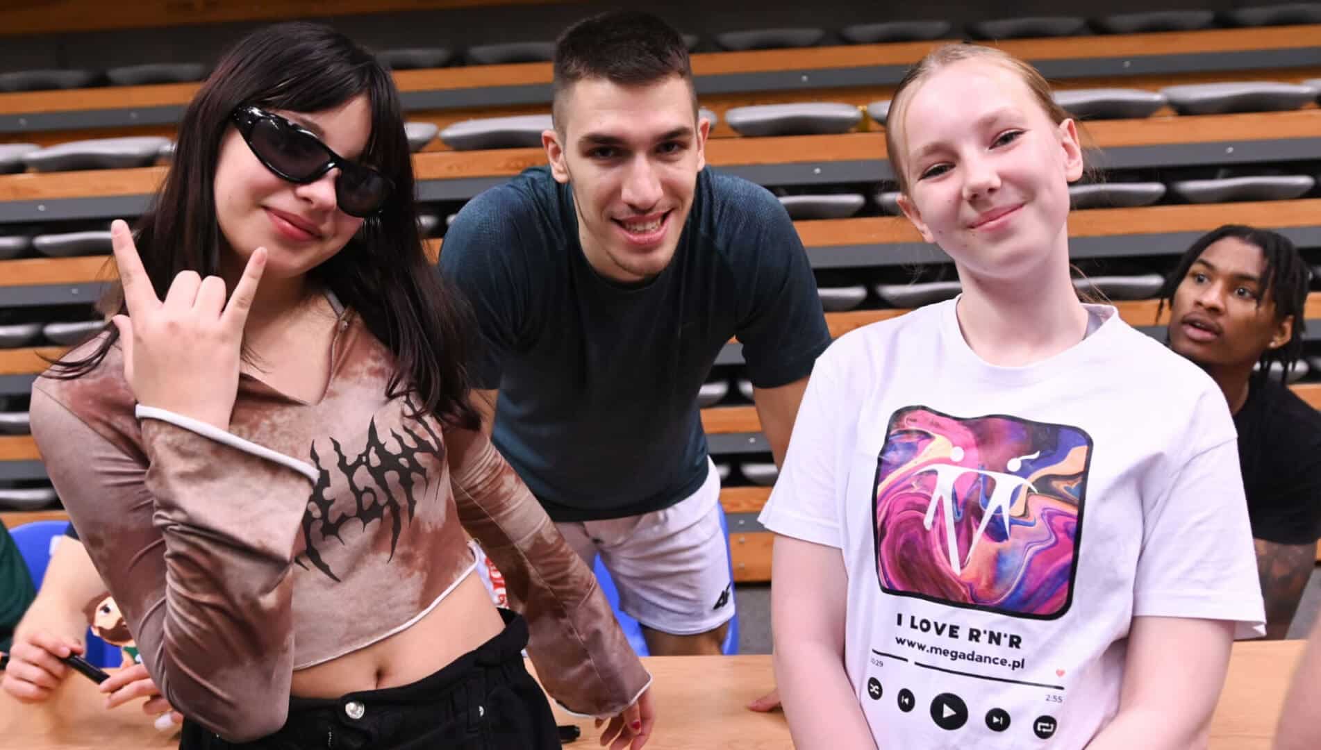 Trzy osoby pozujące do zdjęcia  Zastal podziękował kibicom Wspólnie udało się uratować sezon ZDJĘCIA