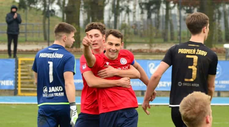 Pięciu mężczyzn na boisku