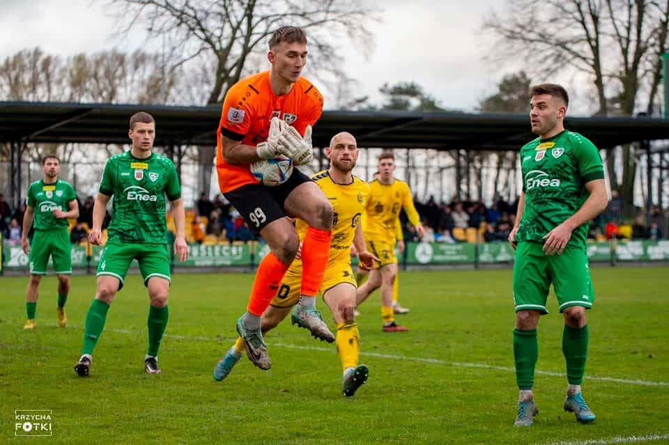 Sześciu mężczyzn na boisku