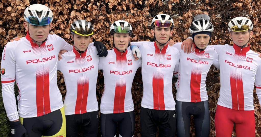 Sześciu chłopców w kolarskich strojach