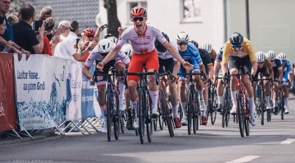 Pędzący peleton kolarzy