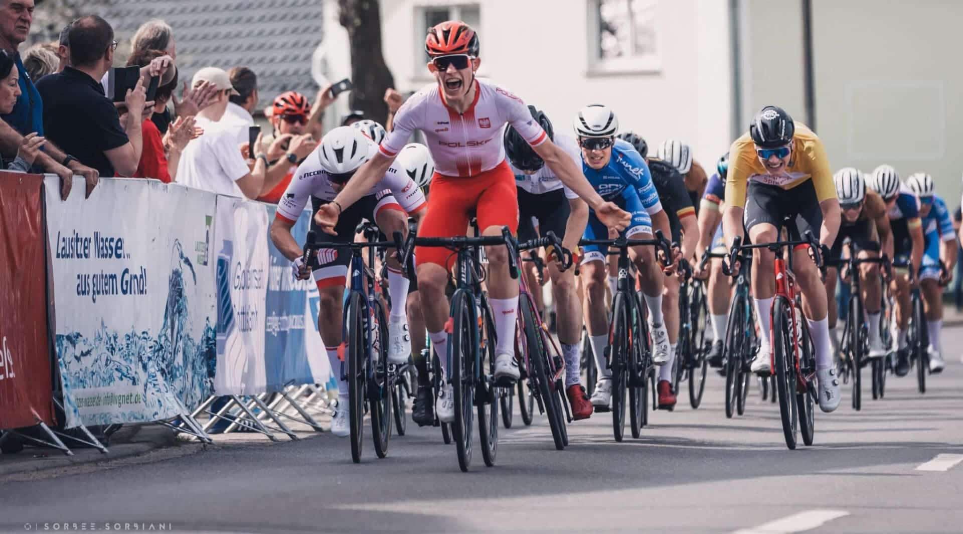 Pędzący peleton kolarzy  Dawid Lewandowski błyszczał w Cottbus W tle sędziowski skandal