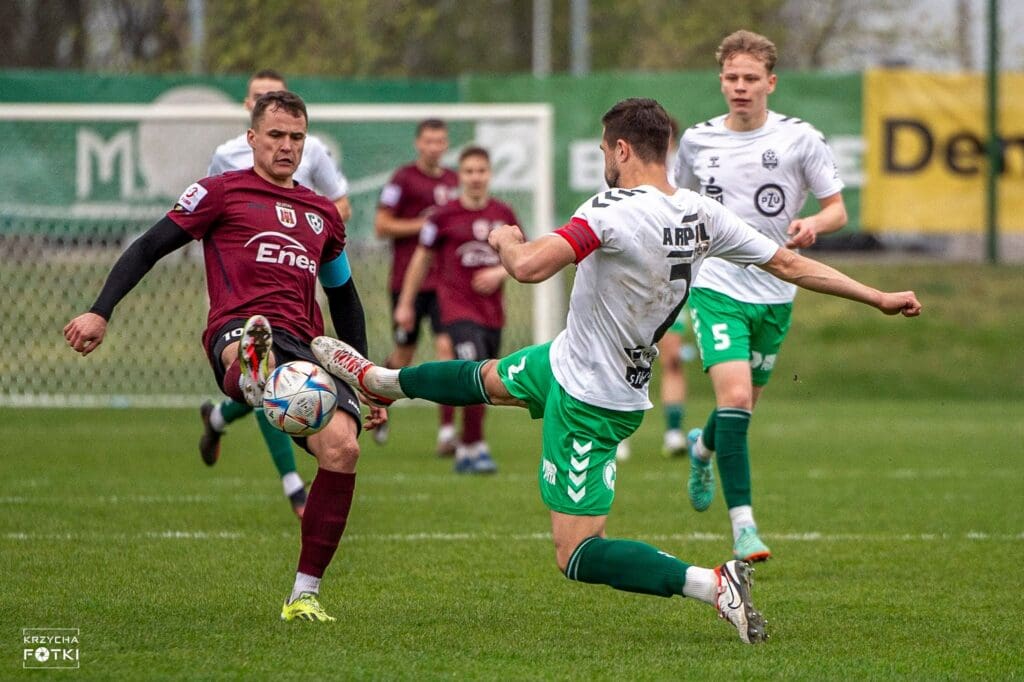 Sześciu mężczyzn na boisku