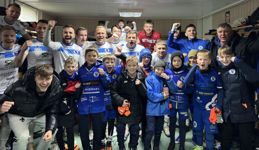 Grupa cieszących się mężczyzn i chłopców