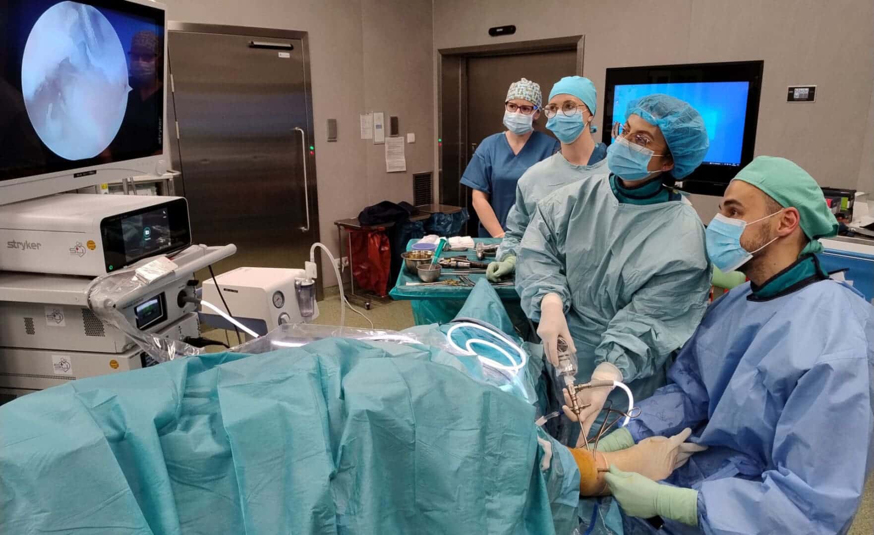438710616_442571251664560_6824289919460886918_n Zespół medyczny w trakcie operacji Pierwsza taka operacja stawu skokowego w szpitalu w Zielonej Górze