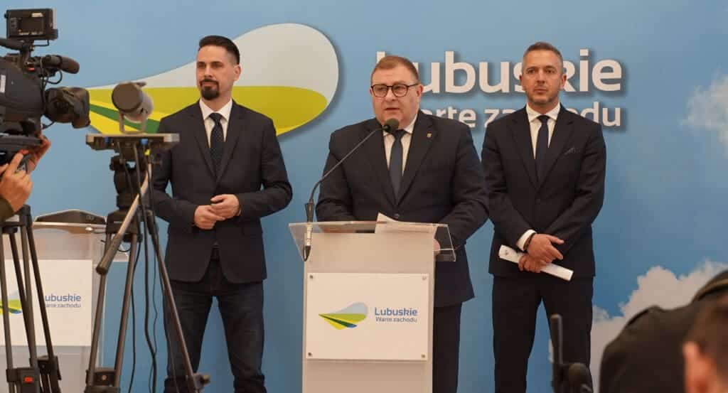 Trzej mężczyźni w garniturach