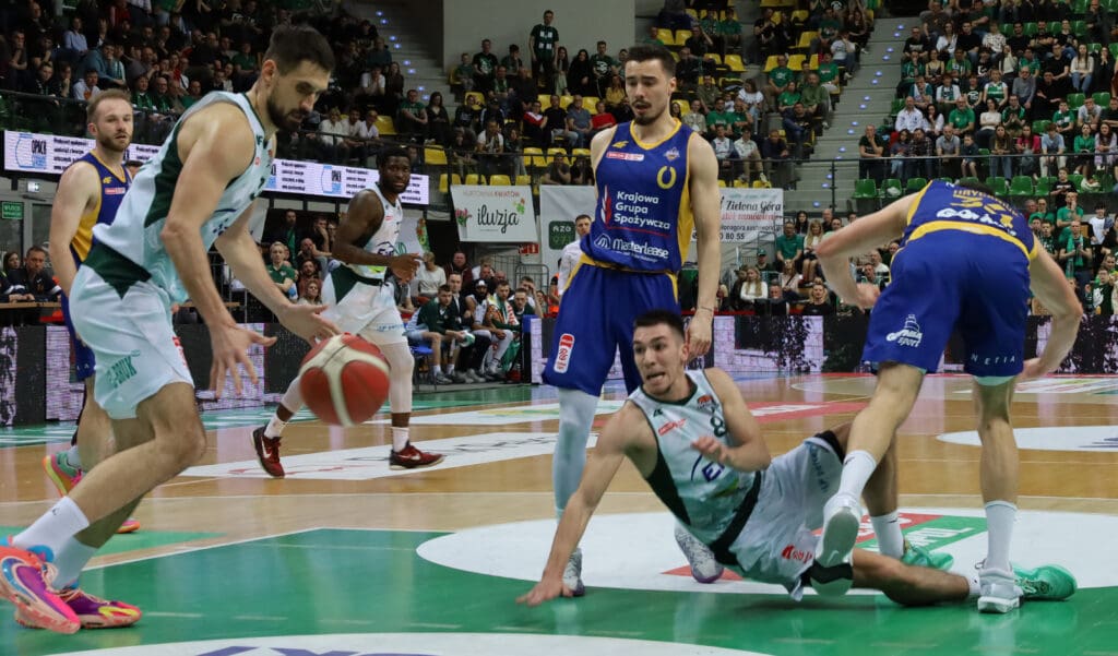 Sześciu mężczyzn gra w koszykówkę