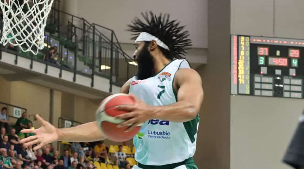 Zastal wygrywa z Czarnymi i zostaje w ekstraklasie (ZDJĘCIA) Mężczyzna z piłką do koszykówki