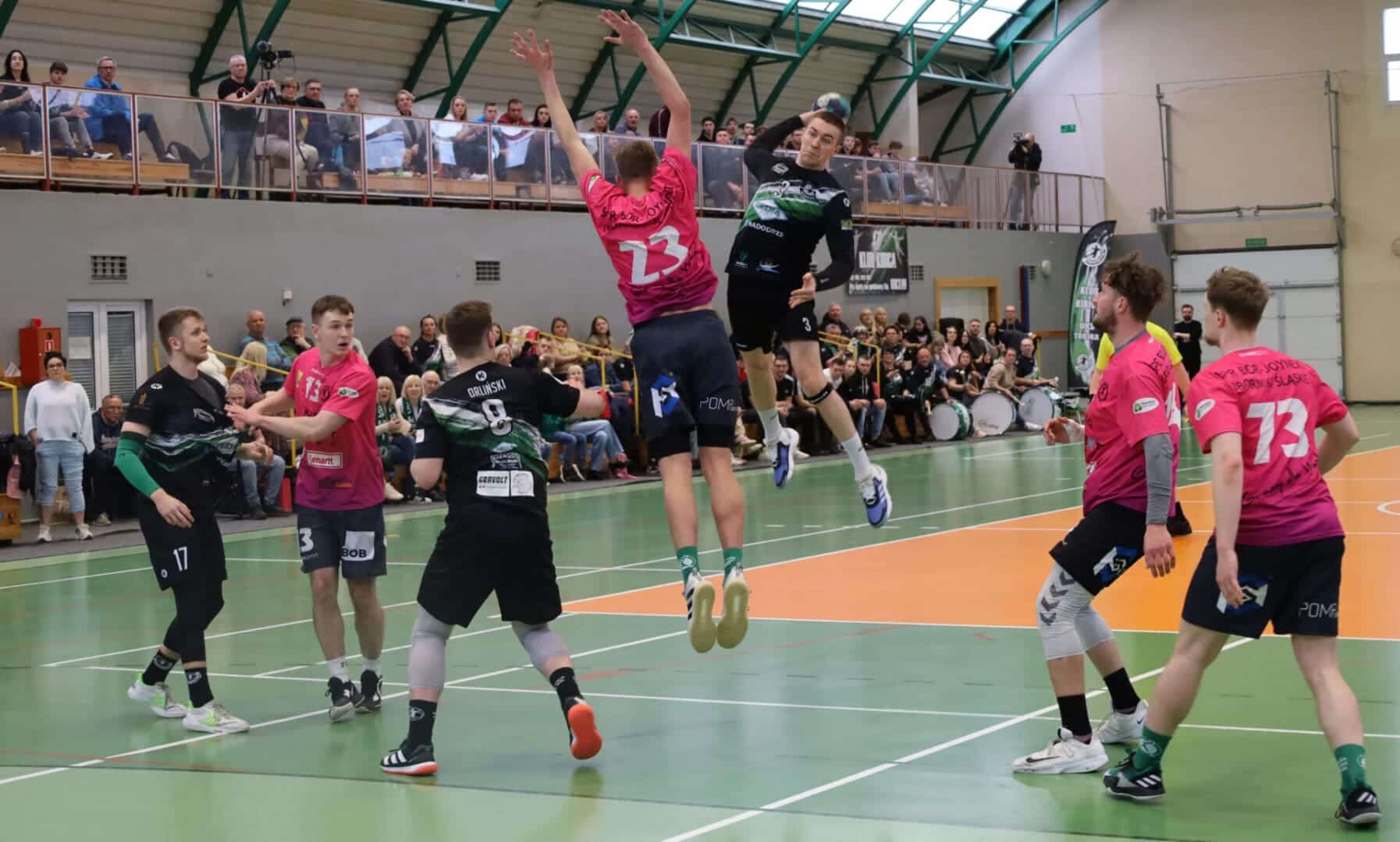 IMG_8509 Siedmiu mężczyzn gra w piłkę ręczną Obrona kontra obrona kontra Ależ mecz Trójki ZDJĘCIA