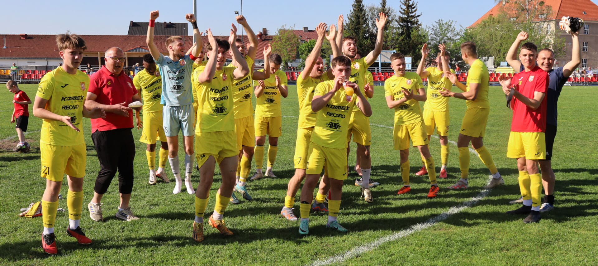 IMG_8657 Grupa cieszących się sportowców Tego jeszcze nie było Porażki Polonii Lubuszanina i Ilanki WYNIKI