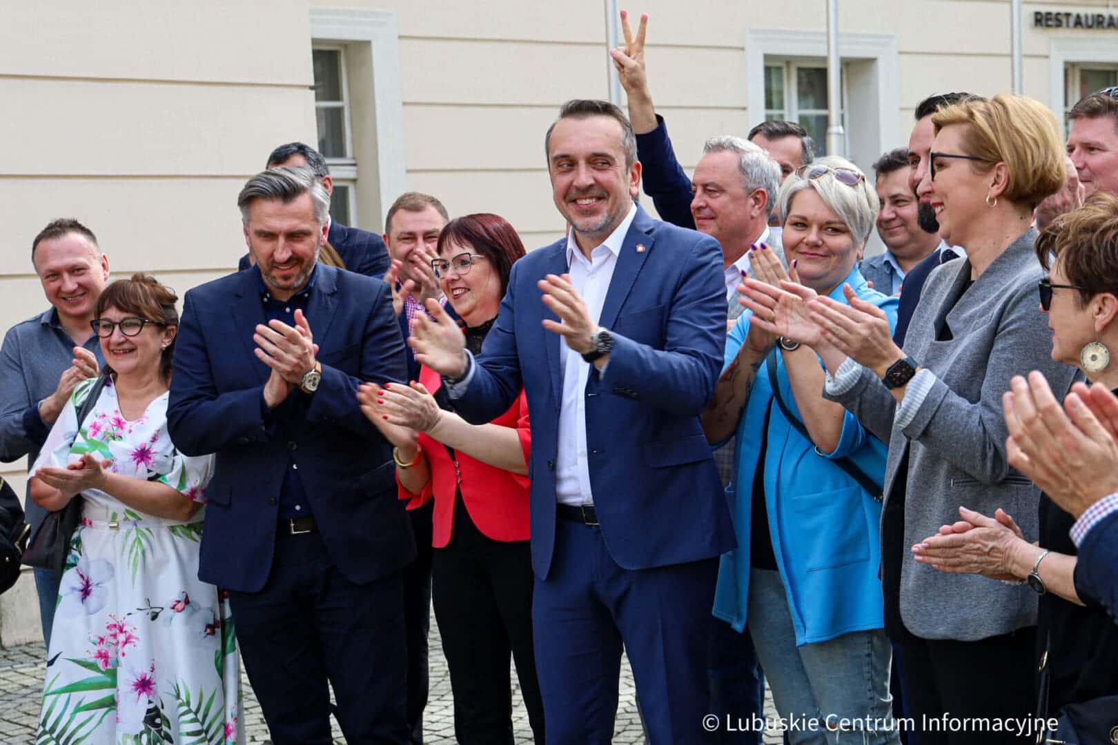 Konferencja pod ratuszem po wyborach samorządowych 2024-6 Politycy lubuskiej Koalicji Obywatelskiej mówią o ogromnym wyborczym sukcesie WIDEO