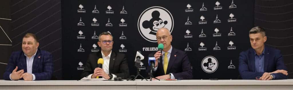 Czterej mężczyźni przy stole