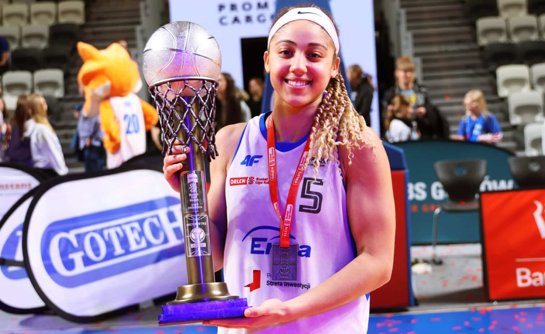 Uśmiechnięta kobieta z pucharem  Elena Tsineke zostaje w Gorzowie