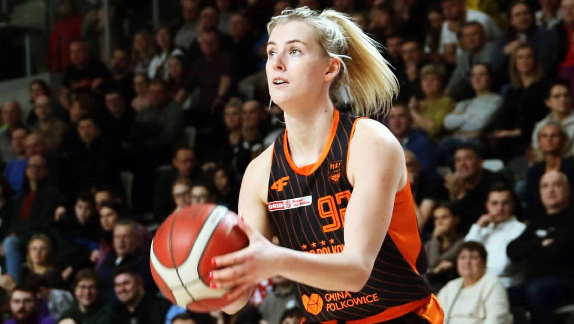 Kobieta z piłką do koszykówki  Gorzów sięga po mistrzynię Polski Do AZS AJP dołącza Emilia Kośla