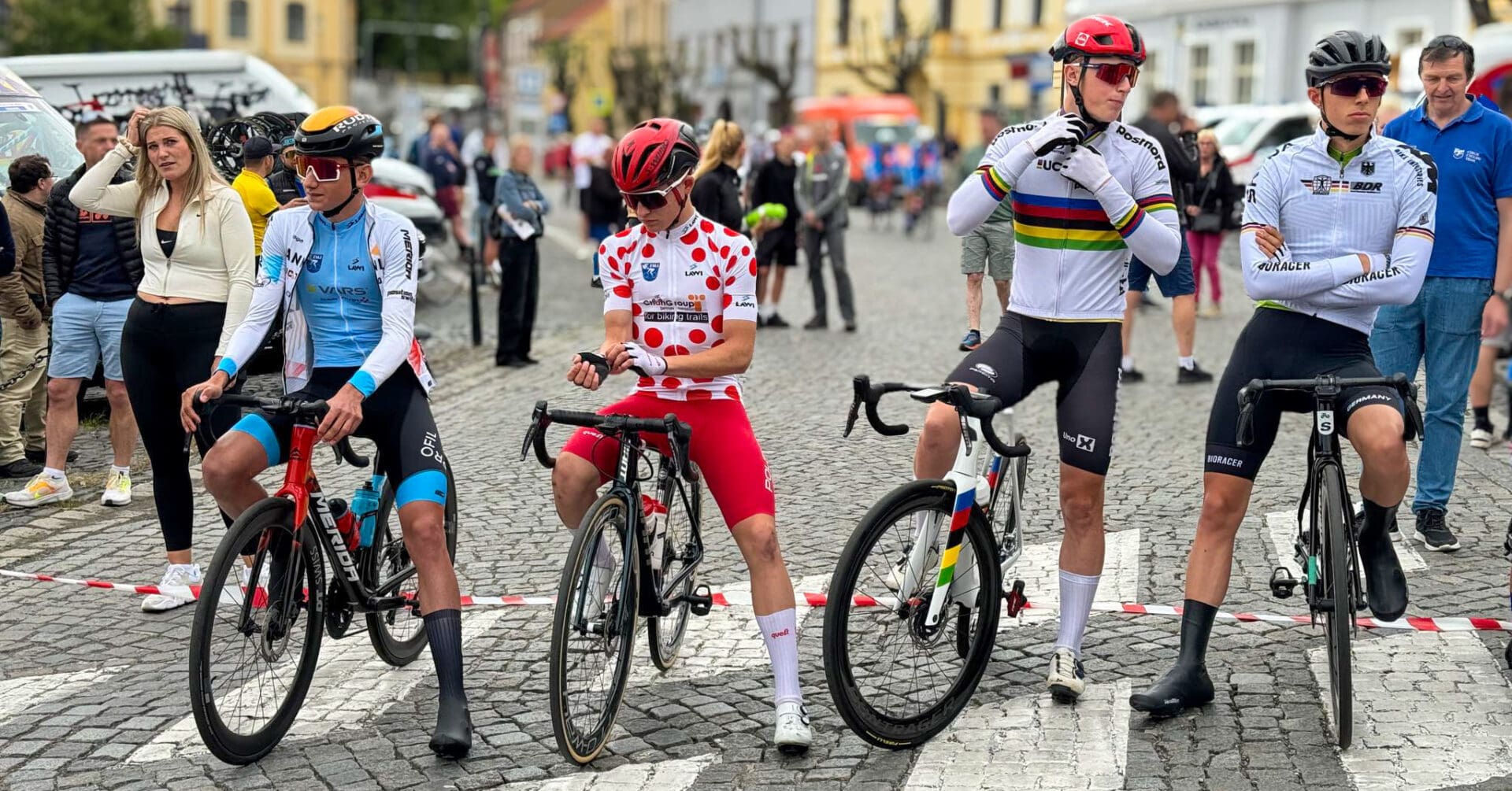 Czterech młodych mężczyzn na rowerach  Dawid ściga się z najlepszymi juniorami na świecie I daje radę