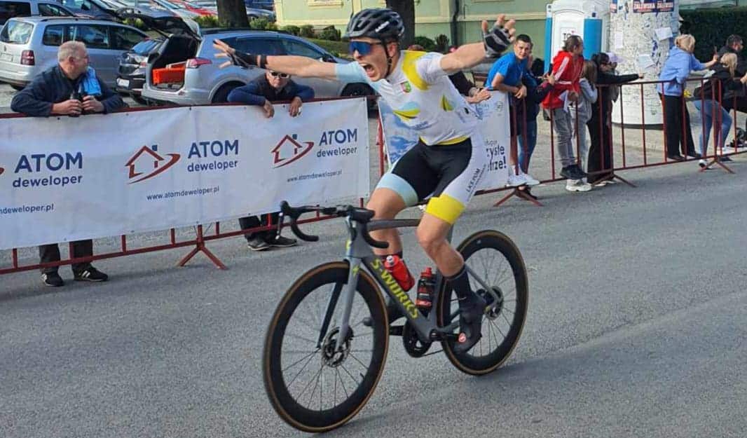 Cieszący się kolarz  Tak finiszuje Dawid Radkiewicz Sukcesy lubuskich kolarzy